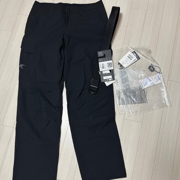 아크테릭스 25ss 람파트 램파트 블랙 32 사이즈 팝니다