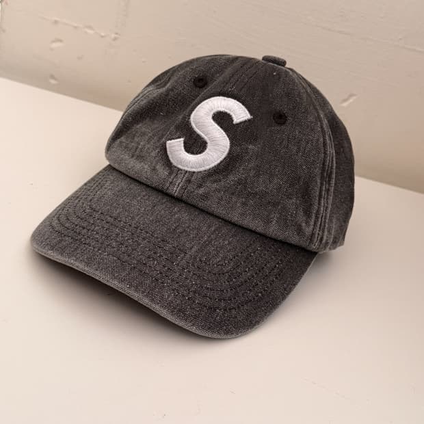 슈프림(SUPREME) 피그먼트 코티드 S 로고 6-패널