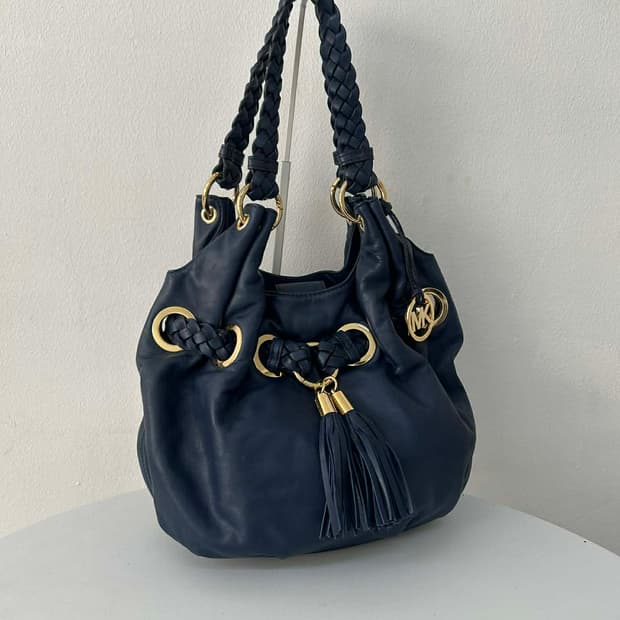 마이클코어스 브레이디드 가죽 테슬 숄더 호보백