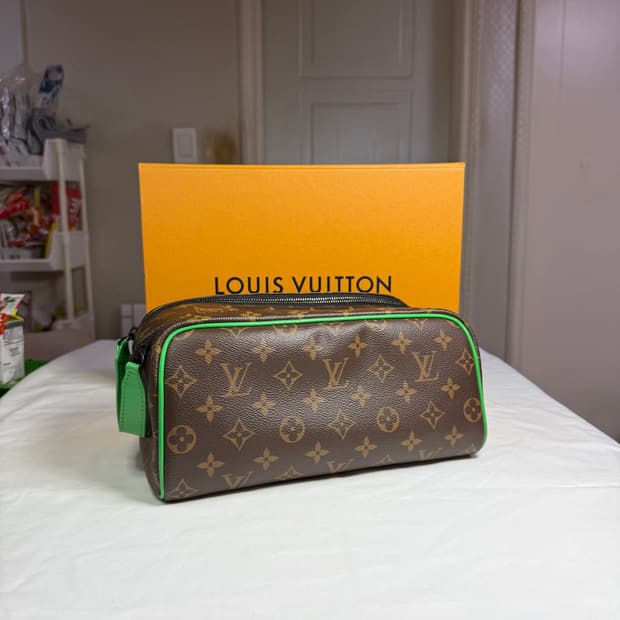 [단종 모델] 루이비통 모노그램 토일렛 파우치 클러치 돕키트 민티 그린