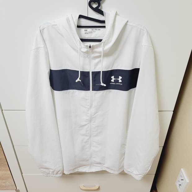 언더아머 바람막이