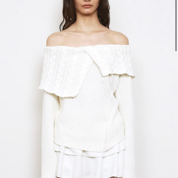 폴리수엠 청키 오프숄더 니트 아이보리