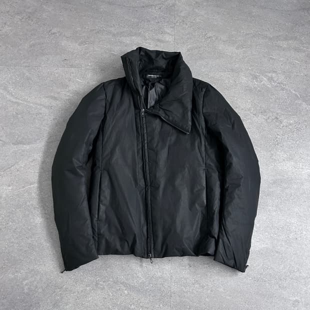 카즈유키 쿠마가이 사선 하이넥 다운 자켓