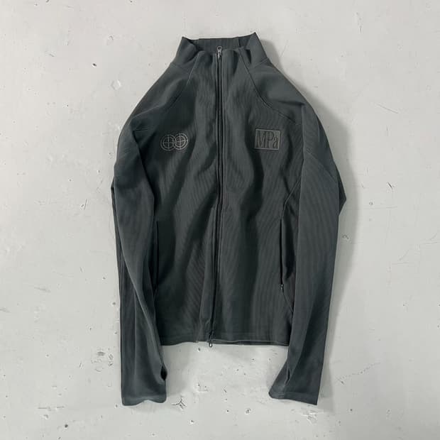 플라스틱프로덕트 MPa RIBBED ZIP JACKET (차콜) M
