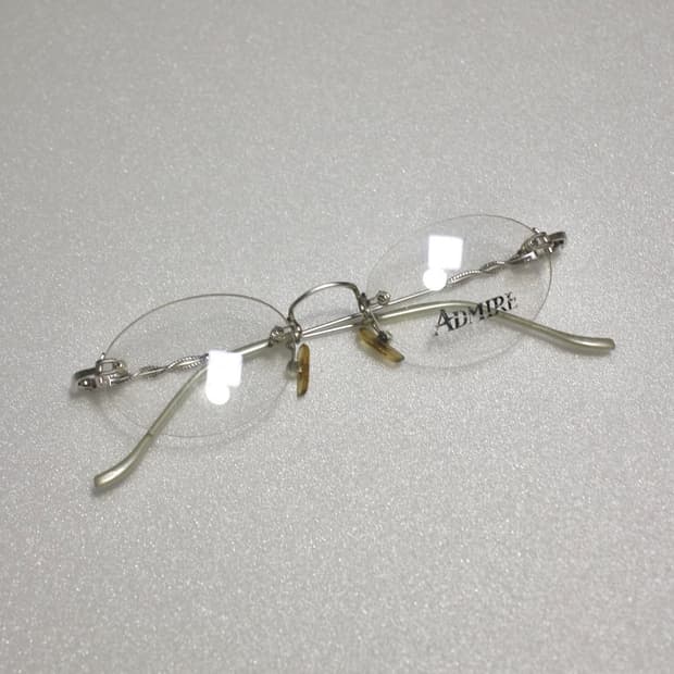 ADMIRE 뱀무늬 디테일 무테 안경