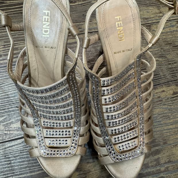 펜디 크리스탈 샴페인 골드 스트랩 샌들힐230