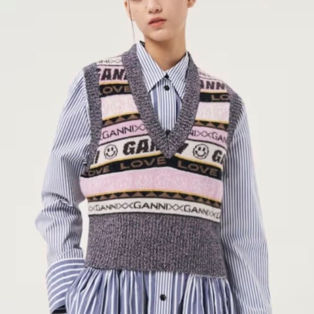 가니 그래픽 브이넥 베스트 