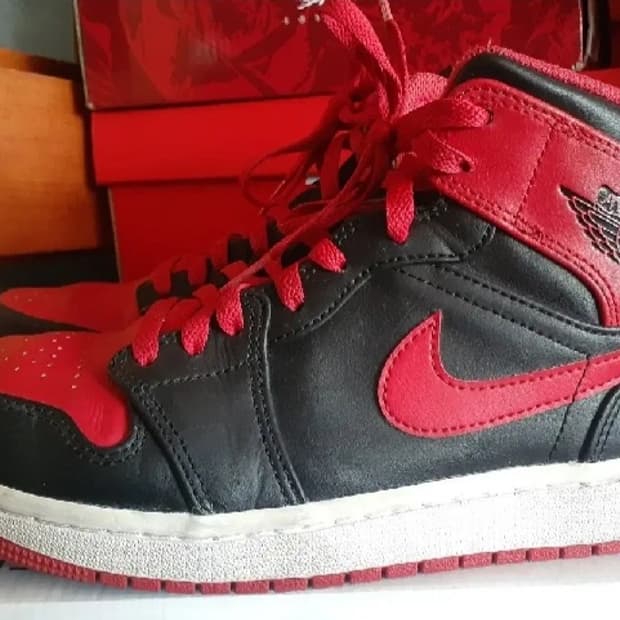 나이키 에어 조던 1 미드 블랙 파이어레드 275