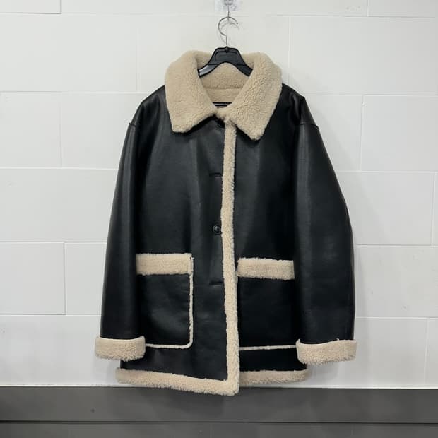 무신사스탠다드 우먼즈 리버시블 비건 레더 시어링 하프 코트