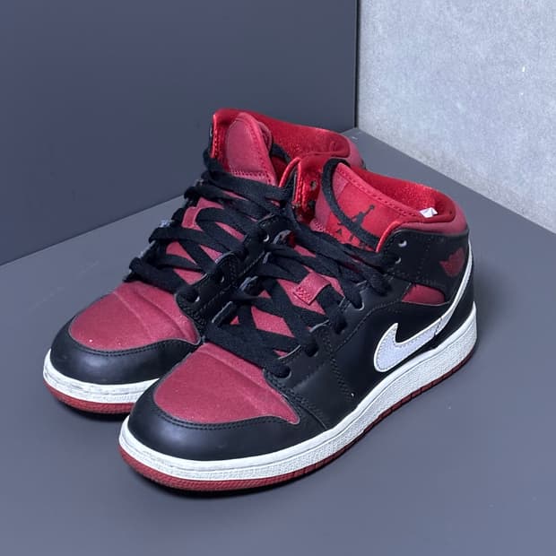 조던1 짐레드 235