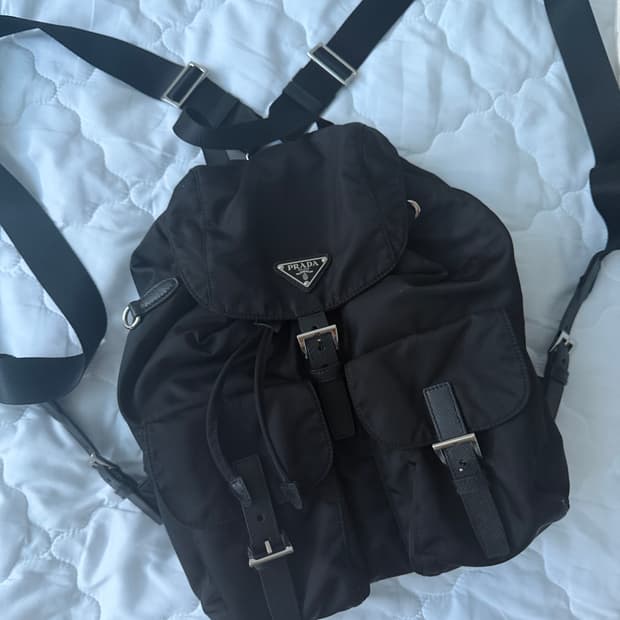 카리나 착용 프라다 리나일론 미디움 블랙 백팩 새상품급