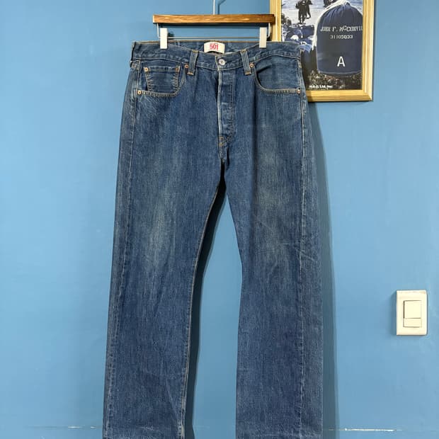 00’s Levis 501 denim pant.