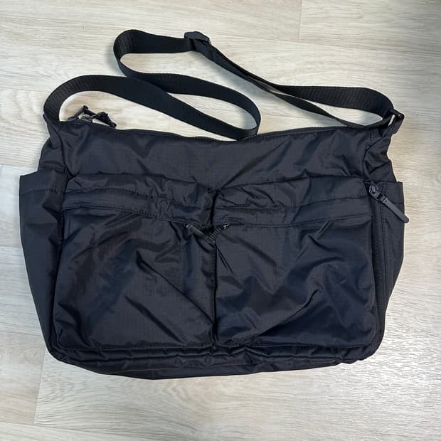 유니클로 멀티포켓 숄더백 블랙