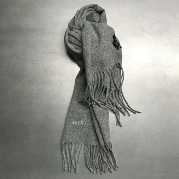 발렌티노 로고 그레이 머플러