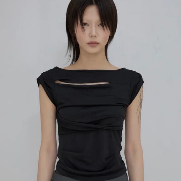 플레어업 Asymmetrical Draped Roll-Up T-Shirt