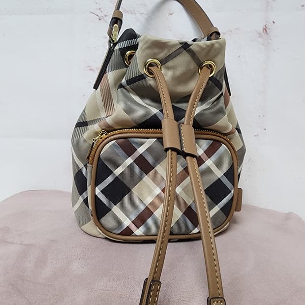 닥스 체크 버킷 크로스백