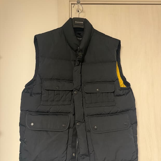 이스트로그 X 시리즈 콜라보 구스다운 패딩 조끼