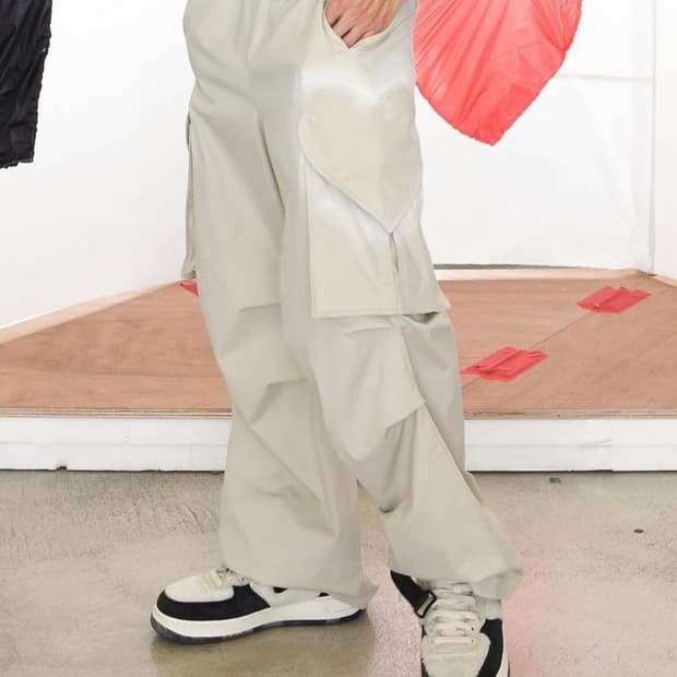 더뮤지엄비지터 하트 스프레이 카고 팬츠 아이보리