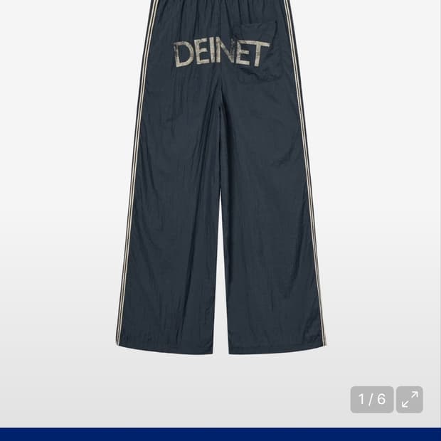 다이닛 BACK LOGO TRACK PANTS IN CHARCOAL