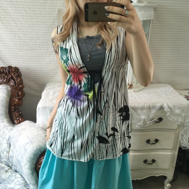 Scolar 오리엔탈 컷아웃 슬리브리스