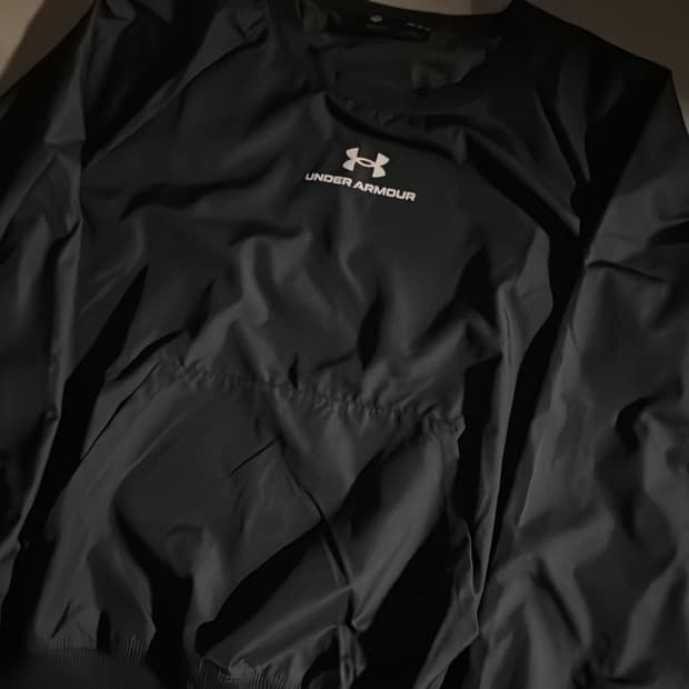언더아머 바람막이