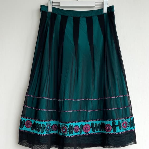 에메랄드 자수 시스루 스커트