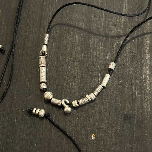 Musta karensilver mix black silk necklac