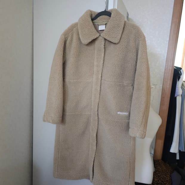 디스커버리 베이지 뽀글이 롱 코트