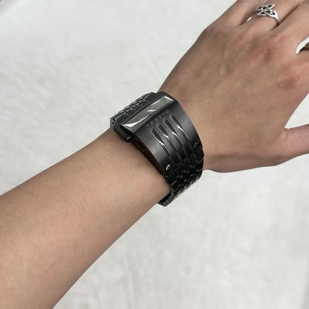 디젤 인더스트리얼 메탈 시계