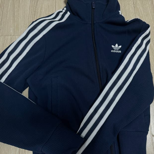 아디다스 크롭 집업 s