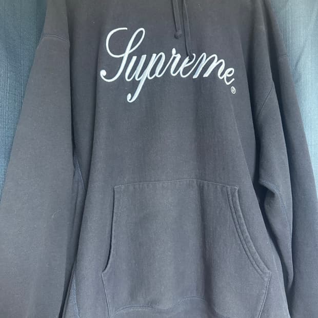 슈프림 레이즈드 스크립트 후드 스웨트셔츠 네이비 - 23FW