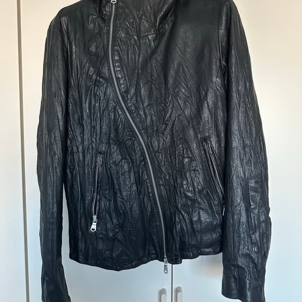 L)비대칭 사선 주름가공 레더 자켓