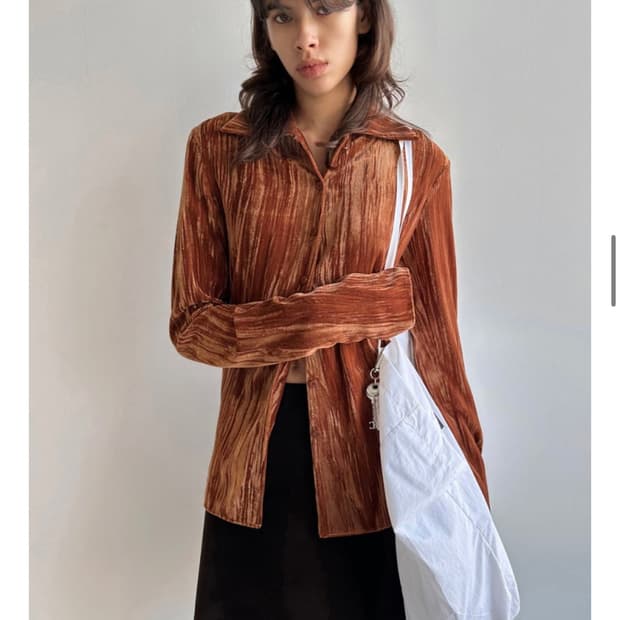 로우클래식 벨벳 슬림 블라우스 카멜 S