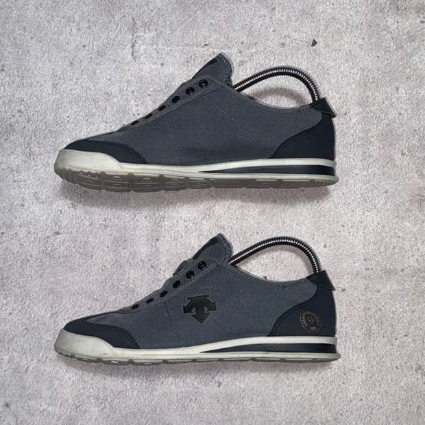 데상트 크론템포 스니커즈 255