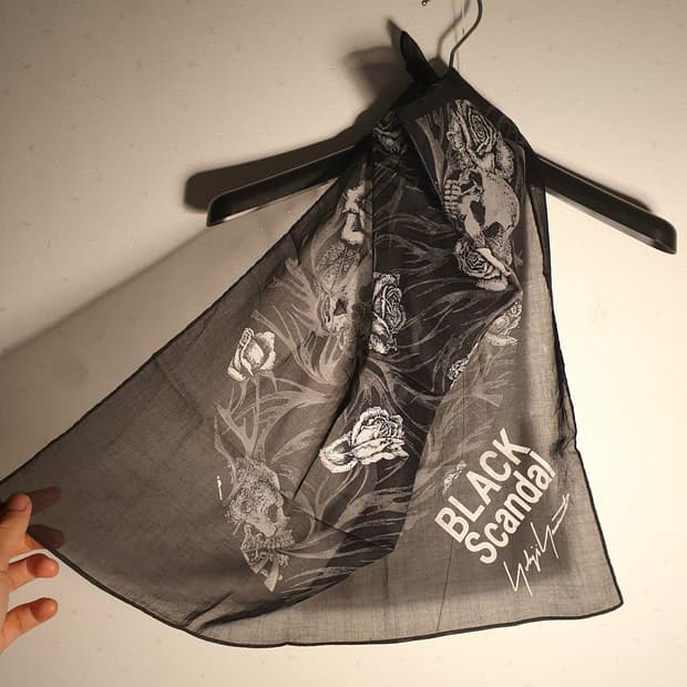 Yohji yamamoto black scandal skull scarf