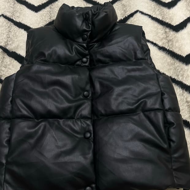 [한국M]ZARA 페이크레더 하이넥 패딩 베스트/블랙