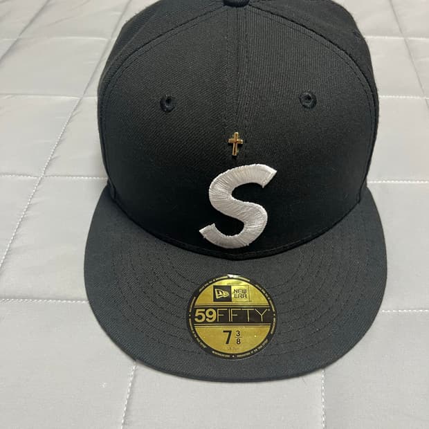 슈프림 뉴에라 골드크로스 58.7