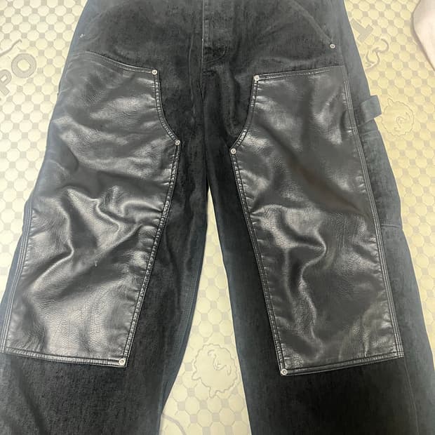 에모스탠스클럽 레더 더블니 팬츠