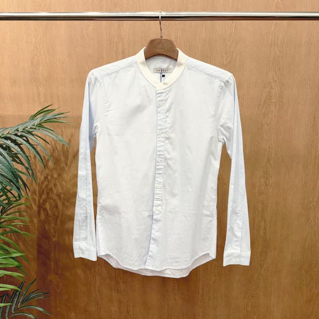 산드로 코튼 긴팔 셔츠 아이보리 라운드 배색 카라 디테일 라이트 블루