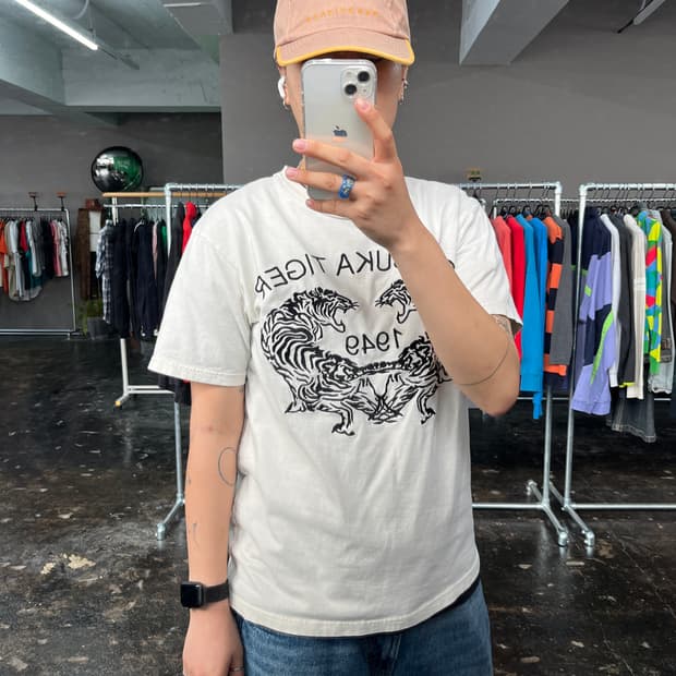 오니츠카 타이거 자수 반팔 티셔츠