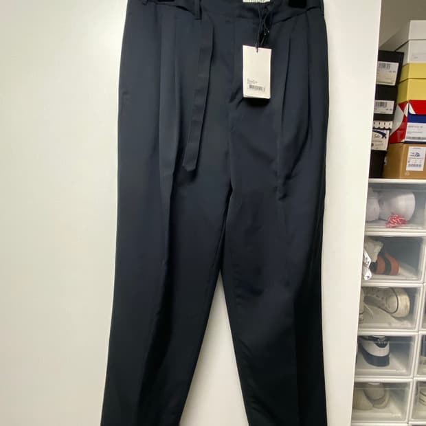 [M] 르메르 벨티드 팬츠 캐비어 컬러 판매합니다