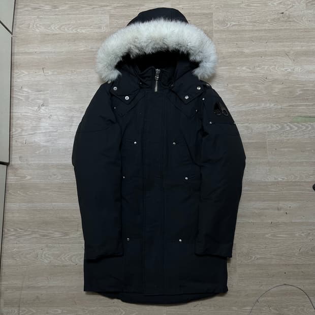 무스너클 시그니처 와펜 덕다운 퍼후드 스틸링 롱패딩 [블랙] L/100