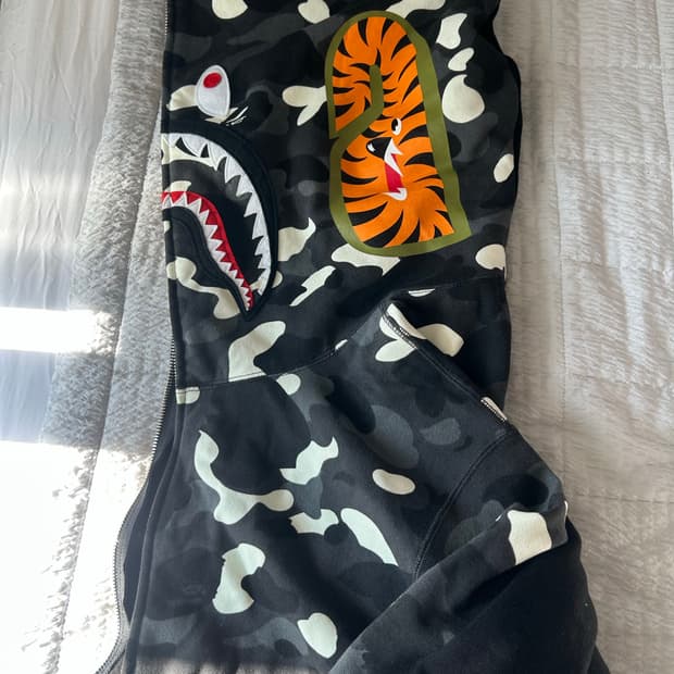 베이프 시티 카모  타이거 샤크 풀후드집업(글로우)