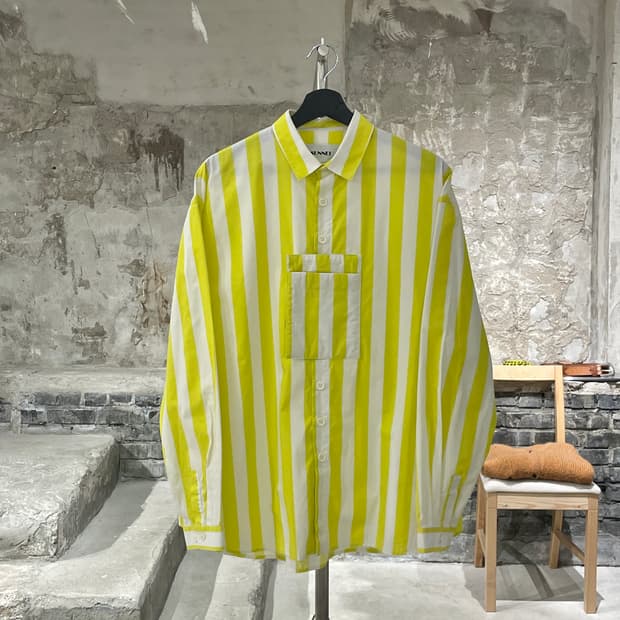 써네이 옐로우 스트라이프 센터 포켓 코튼 셔츠