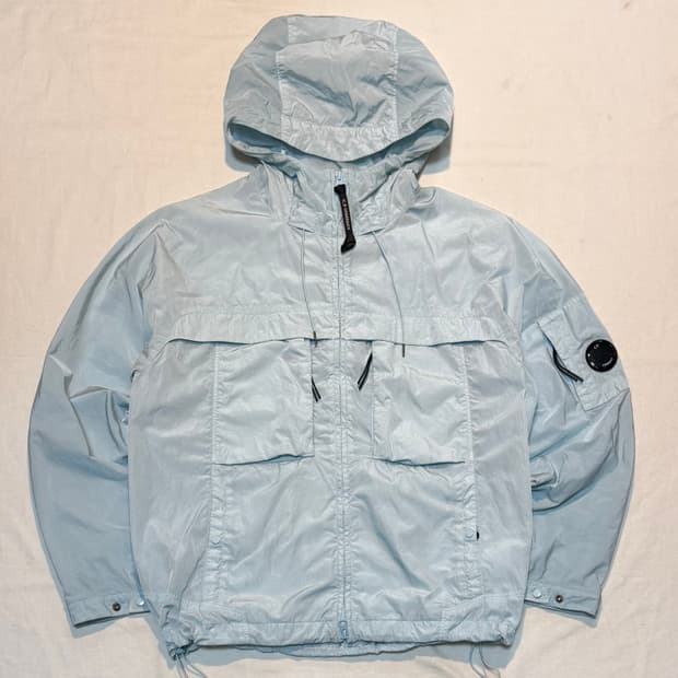 CP 컴퍼니 23FW 크롬 R 가먼트다잉 렌즈 바람막이 스카이블루