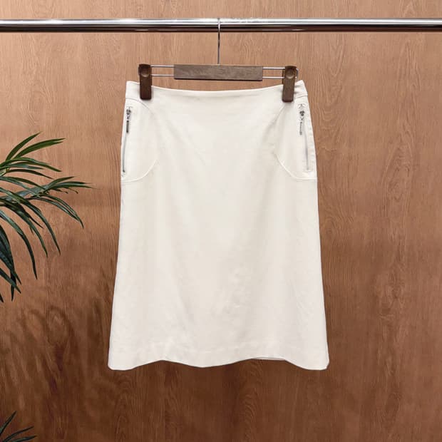 꾸레쥬 미디 스커트 사이드 절개 지퍼 포켓 디테일 A라인 아이보리