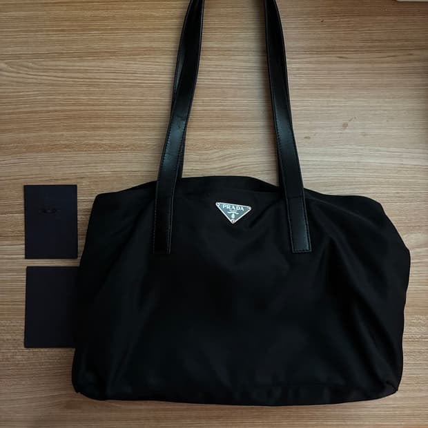 프라다 빈티지 가방 판매합니다. (개런티카드 O)