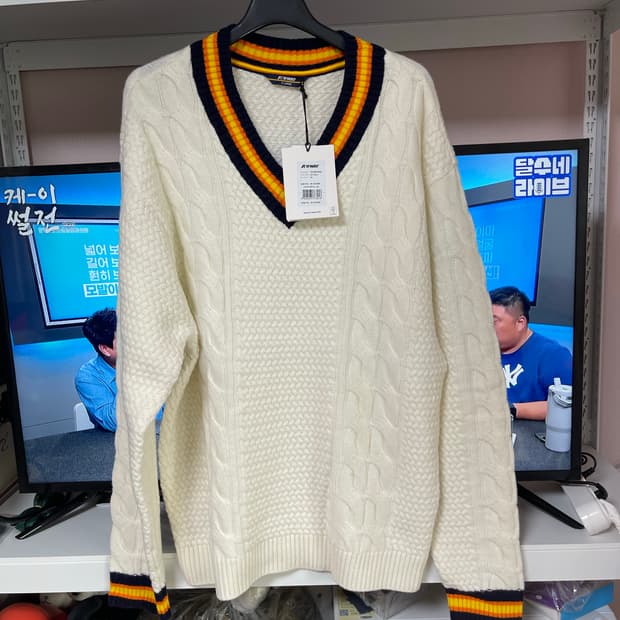 까웨 브이넥니트