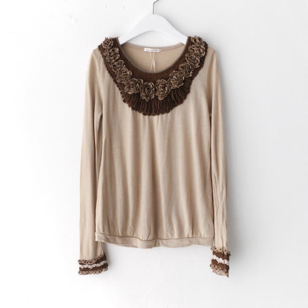 axes famme) flower puff T 