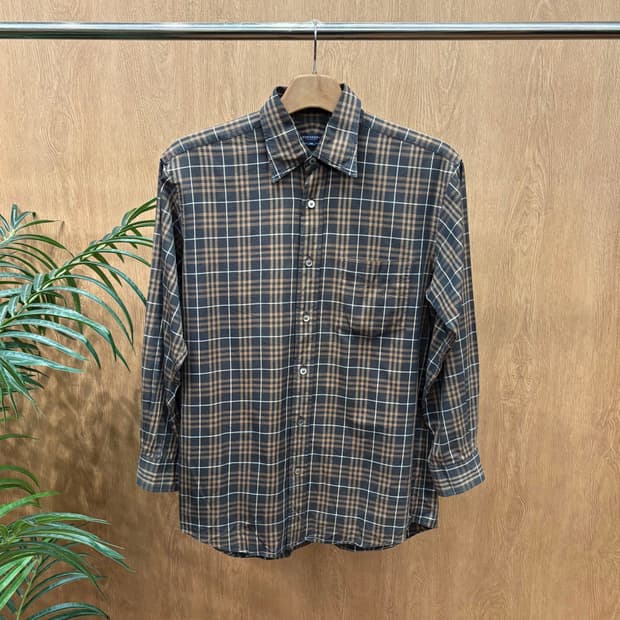 버버리 런던 코튼 긴팔 체크 셔츠 원 포켓 디테일 레귤러핏 브라운